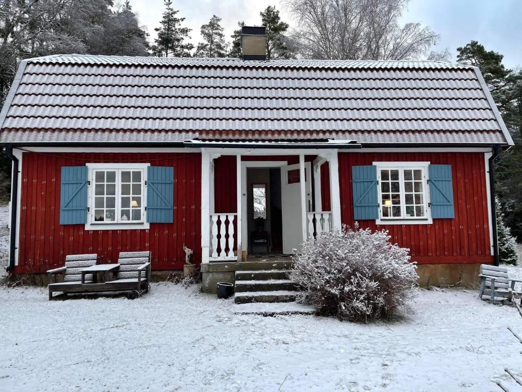 JärnaHoliday home JÄRNA II的前面有雪的红色房子