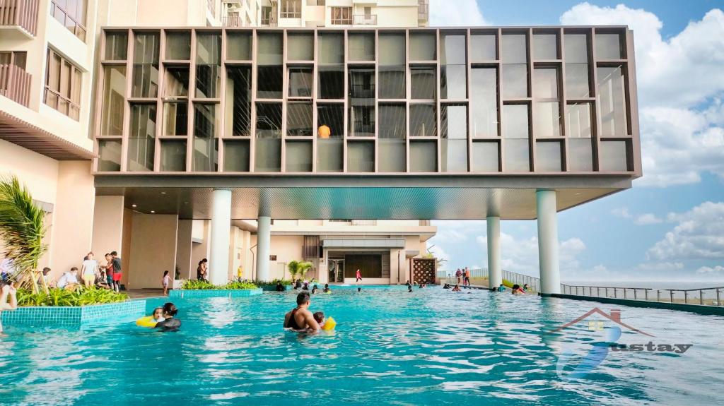 马六甲Bali Residence Seaview I 2BR I 8-10pax I Waterpark I JonkerSt的建筑物前游泳池的 ⁇ 染