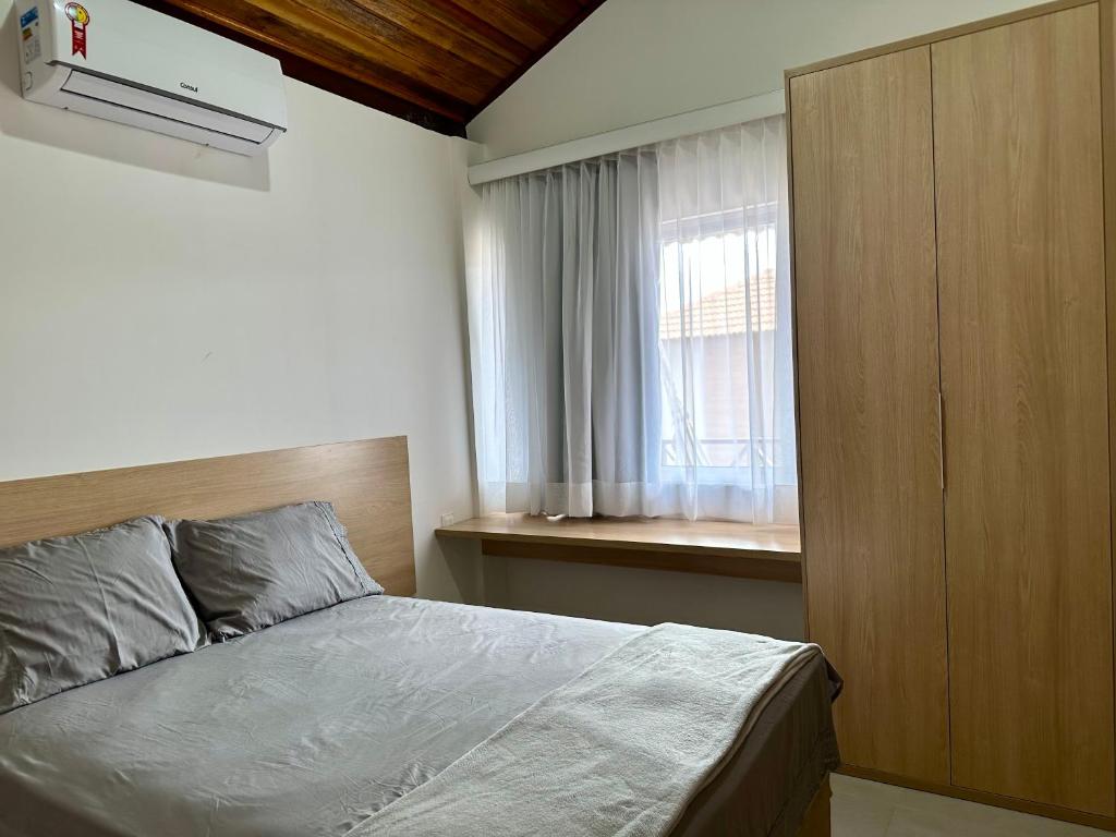 塔曼达雷Casa Praia dos Carneiros的一间小卧室,配有床和窗户