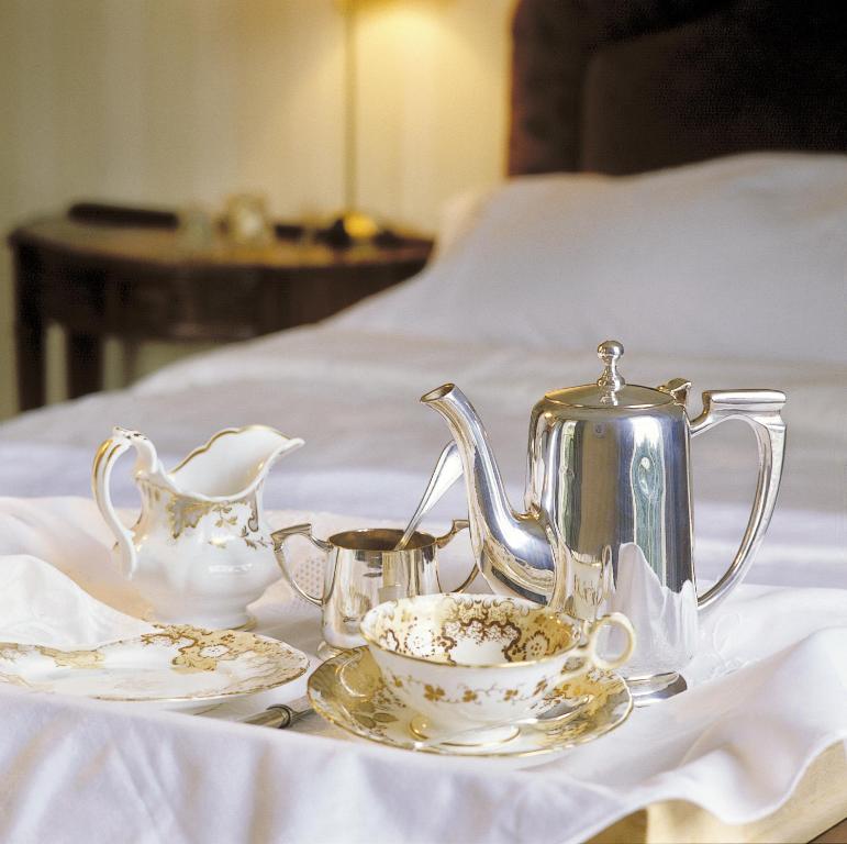 科克Flemings Country House的床上的银茶壶和茶具