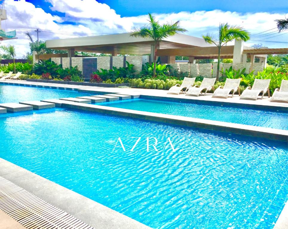 巴科洛德AZRA Bacolod at Mesavirre Garden Residences的一个带躺椅的游泳池和一间酒店