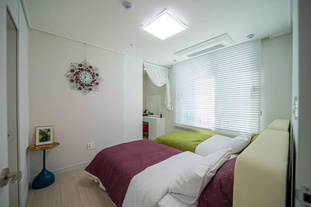 大田Sai的一间卧室设有两张床和窗户。