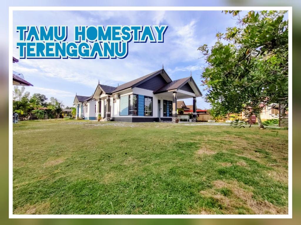 瓜拉丁加奴Tamu Homestay Terengganu的前面有大院子的房子