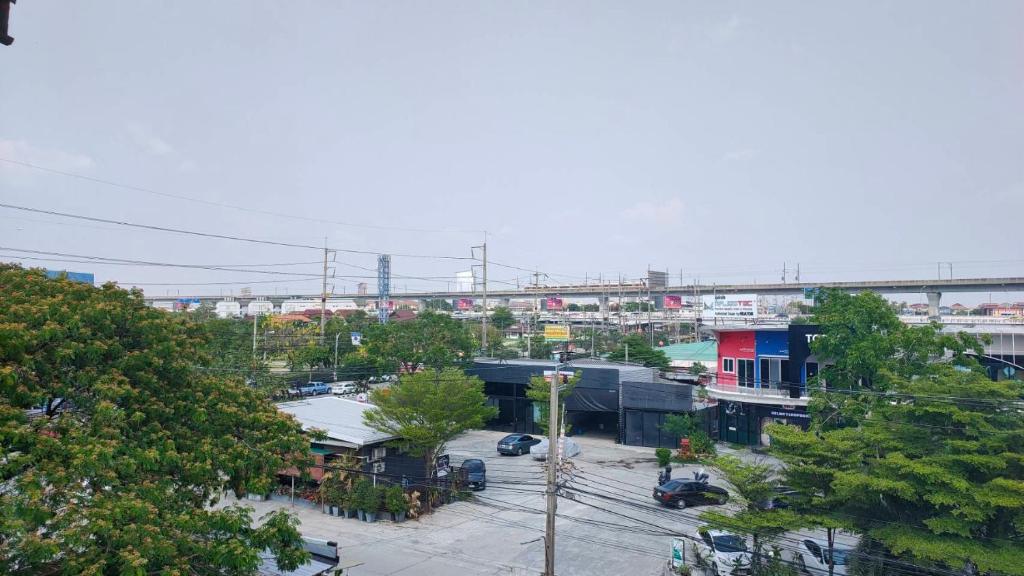Ban Khlong PrawetView Dee BKK Airport Residence的城市的背景是一座桥