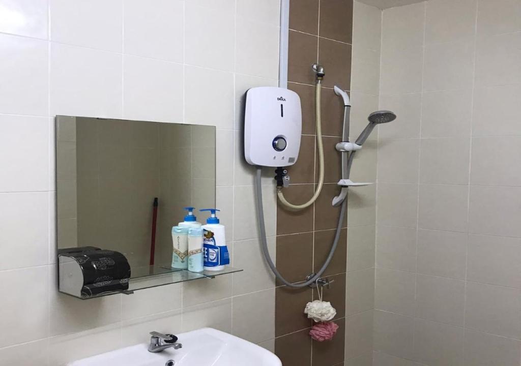 适耕庄Countryside Condo @One Residence Sekinchan的带淋浴的浴室,配有水槽和镜子