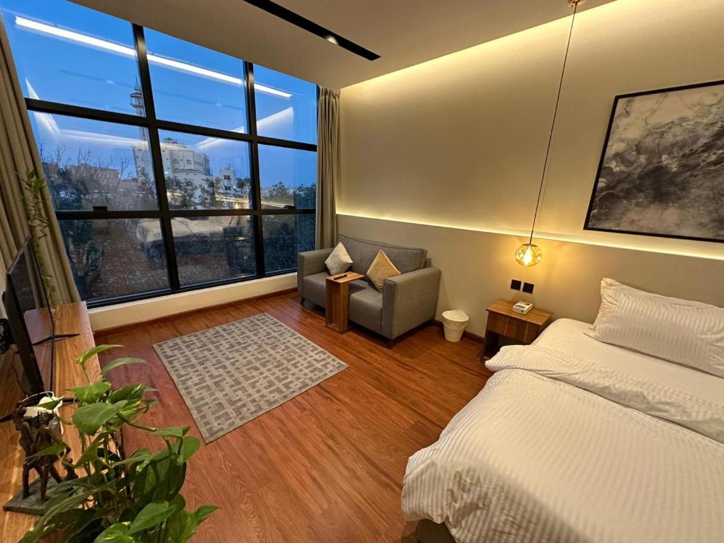 塔伊夫مساكن خاصة بتصميم فندقي ووصول ذاتي的一间卧室配有一张床、一张沙发和窗户。