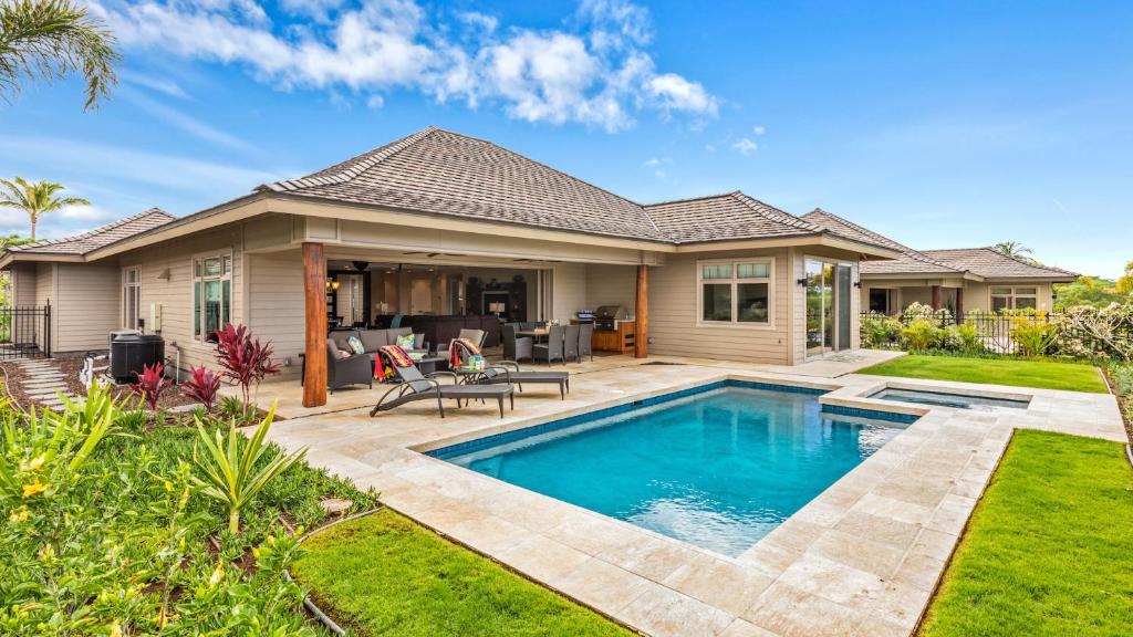 瓦克拉4bd Kamilo 333 Home At Mauna Lani Resort的庭院中带游泳池的房子