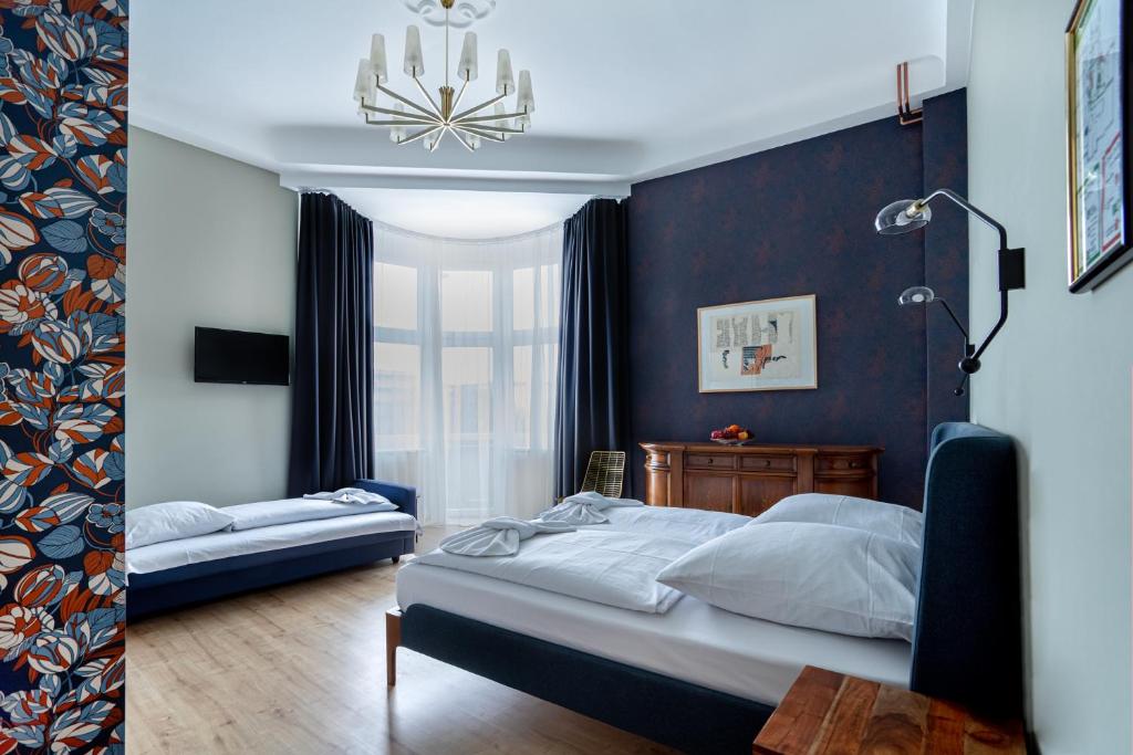 柏林选帝侯大街贝尔维酒店的一间卧室配有两张床和吊灯。