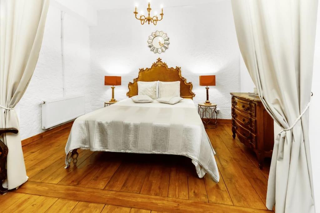 蒙特勒Medieval apartment Juliette的卧室配有一张床,墙上挂着一个钟