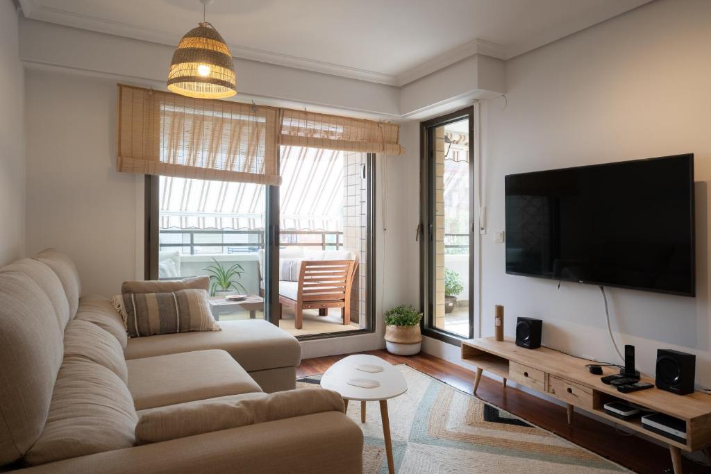 扎鲁亚斯MENDILAUTA的带沙发和平面电视的客厅