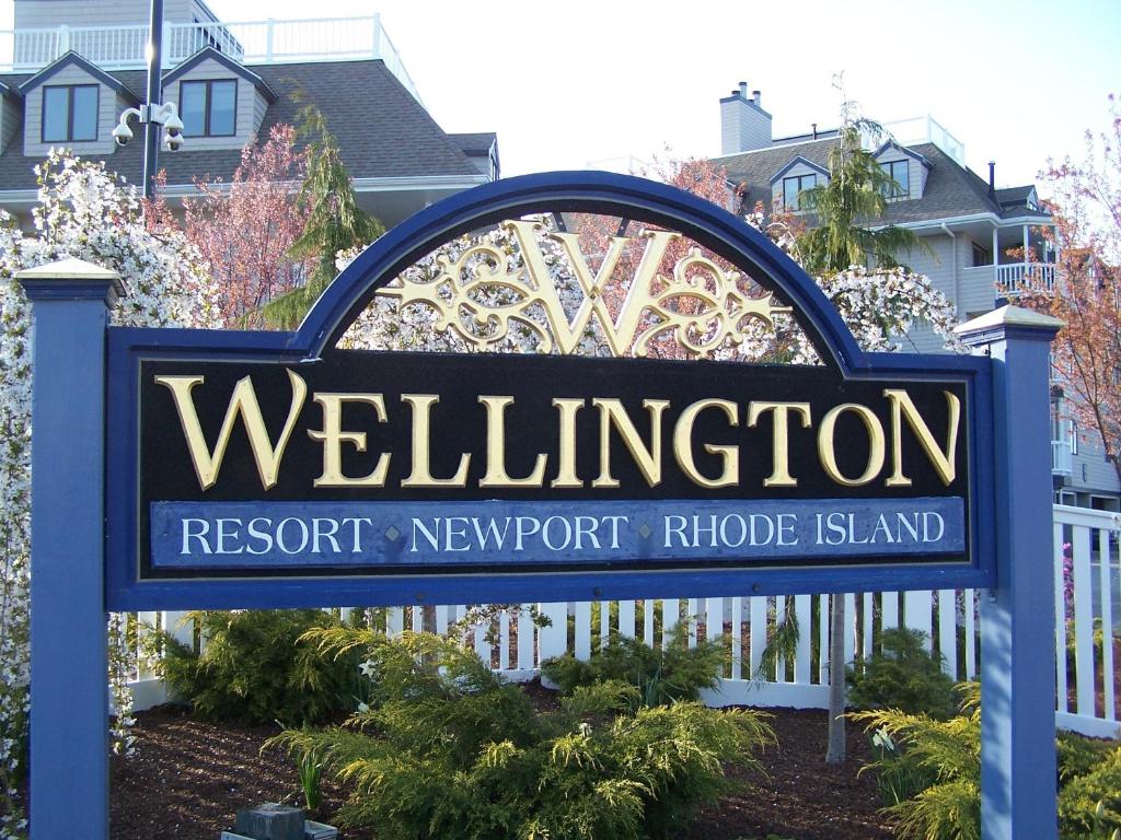 纽波特惠灵顿度假酒店的纽波特海脊岛的迎宾标志