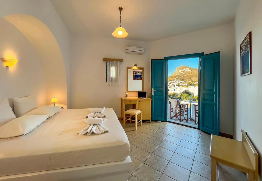 乔拉弗雷恩多斯地平线酒店的一间卧室设有一张床,另一扇门设有阳台