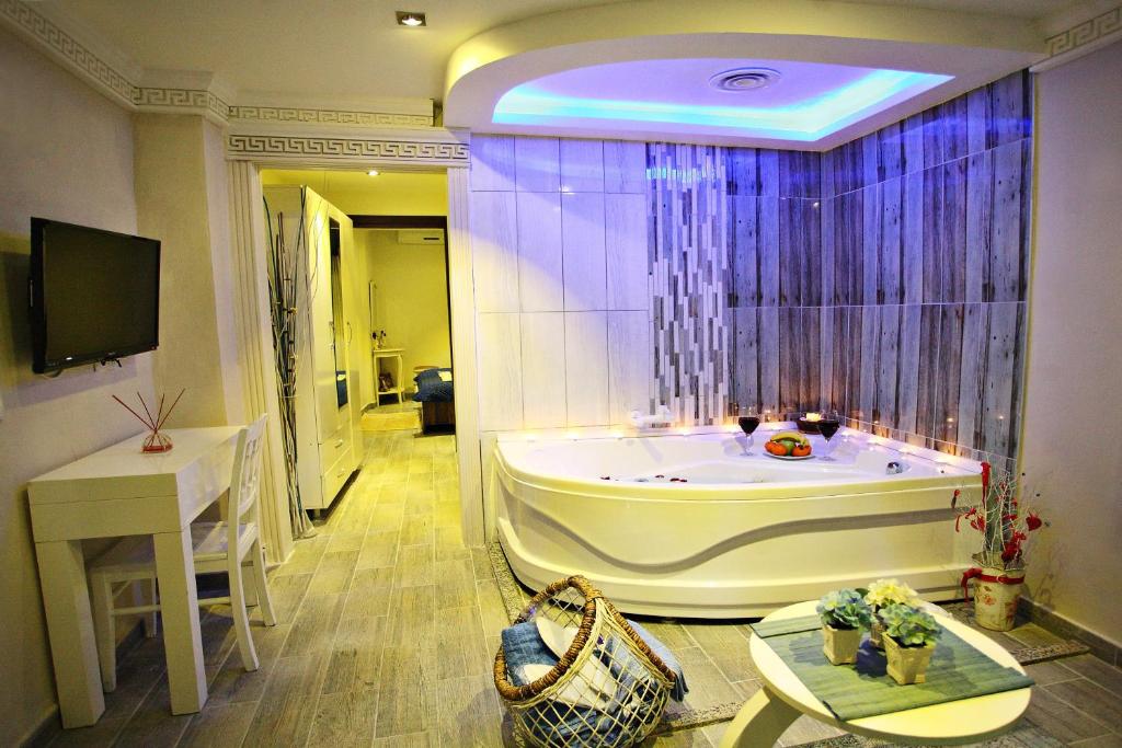 伊斯坦布尔塔克辛天平酒店的一间大浴室,内设浴缸