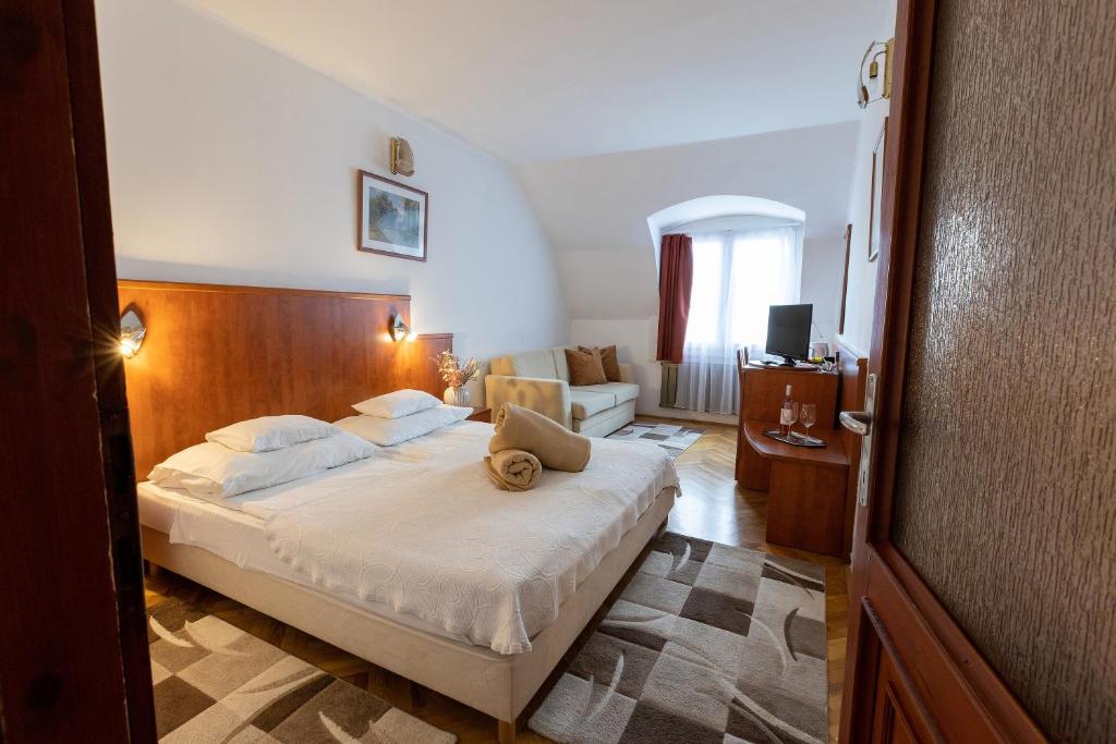 布达佩斯HELIOS Hotel Apartments的一间卧室设有一张床和一间客厅。