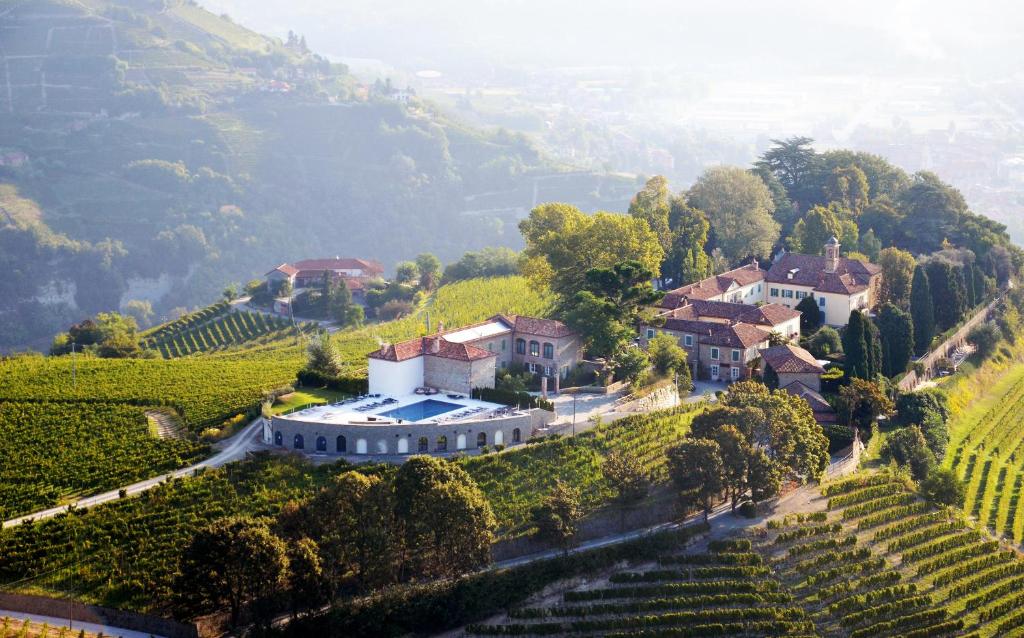 圣斯泰法诺贝尔博圣毛里齐奥雷莱斯酒店的葡萄园上庄园的空中景观
