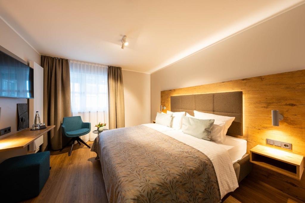 韦斯灵Sopherl am See的酒店客房设有一张大床和一张书桌。