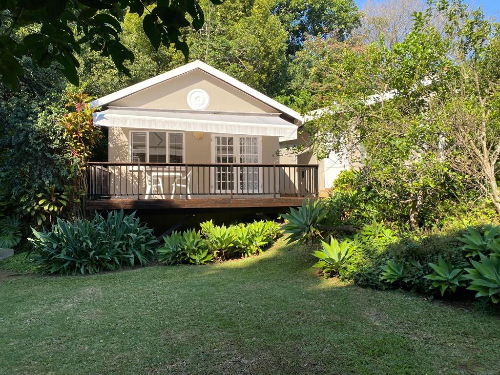 希尔克雷斯特Hillcrest Haven cottage 2的庭院中带甲板的小房子
