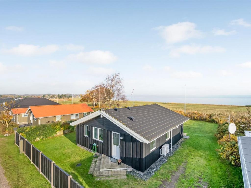 腓特烈西亚Holiday Home Duschanka - 50m to the inlet in SE Jutland by Interhome的享有带栅栏的黑色房屋的空中景致