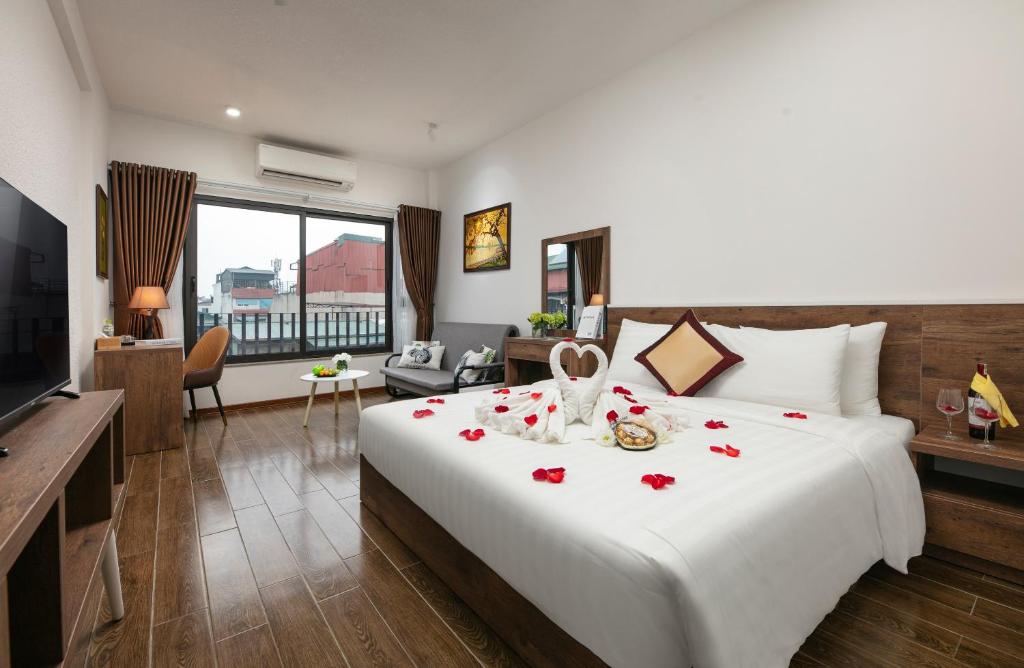 河内Hanoi Saga Hotel的卧室配有一张大白色的玫瑰床