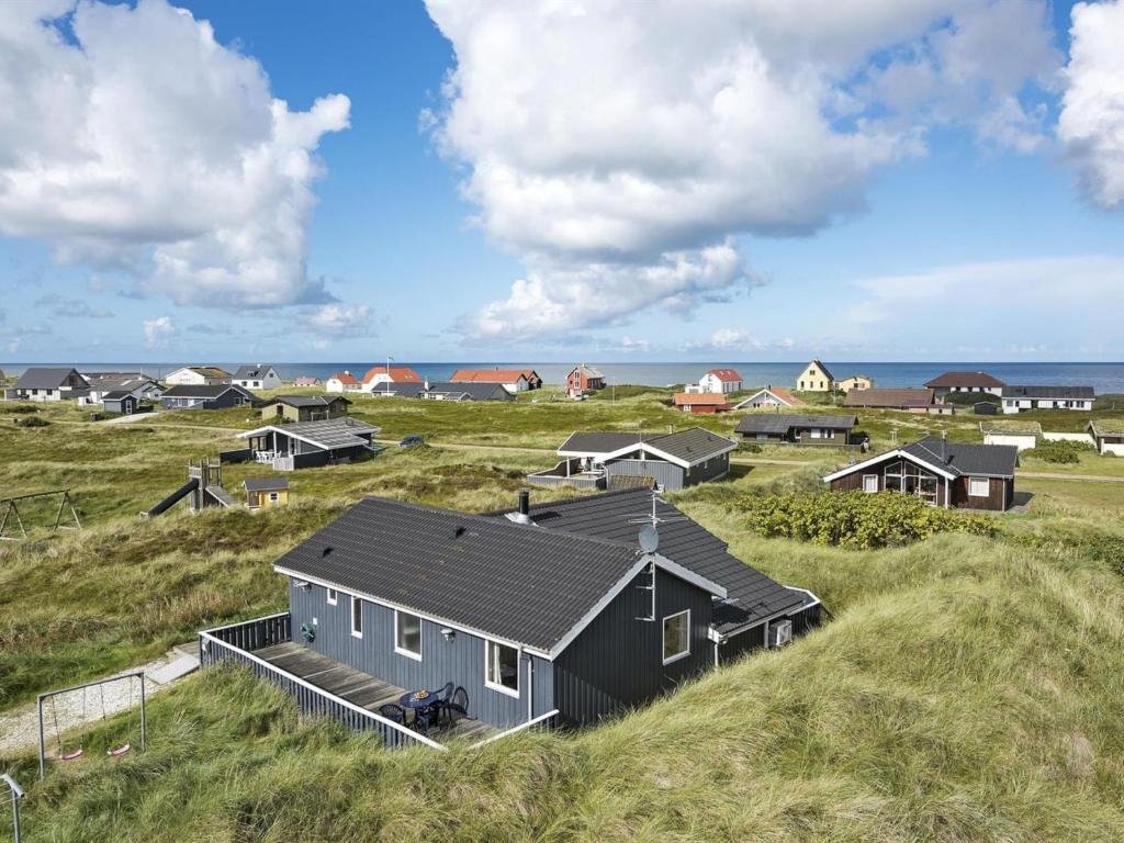 弗勒斯楚普Holiday Home Elisaveta - 200m from the sea in NW Jutland by Interhome的一群房子在海边的田野里