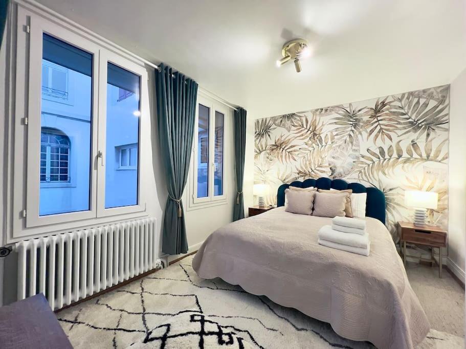 蒙特勒Exquisite one-bedroom apartment on Av du Casino的一间卧室设有一张床和一个大窗户
