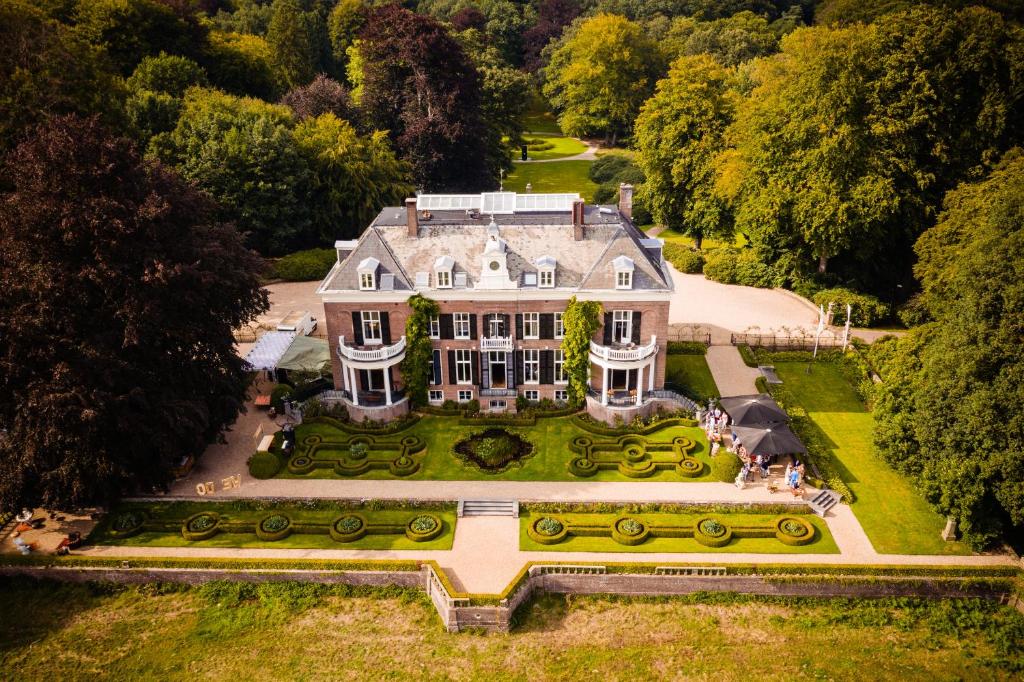 德斯泰赫Landgoed Rhederoord nabij Arnhem的享有花园大房子的空中景致