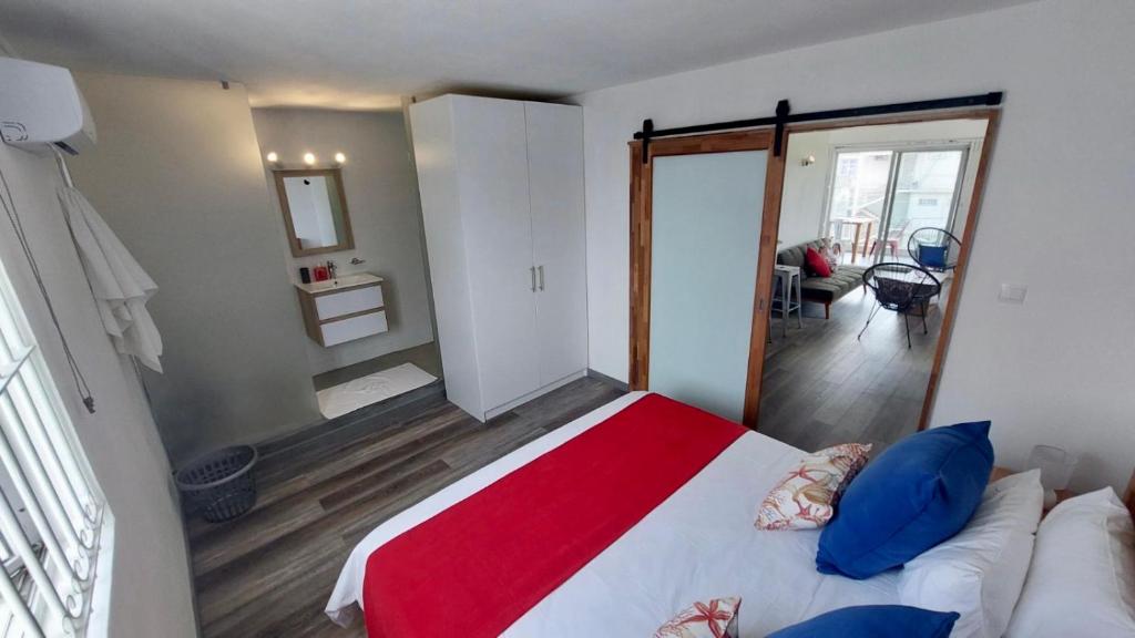 特鲁欧克比赫斯Serenity apartments的一间卧室配有一张带红色毯子的大床