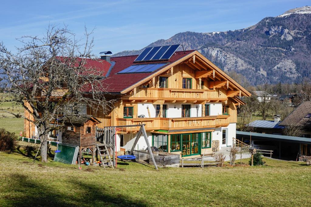 施特罗布尔Haus am Wald的屋顶上设有太阳能电池板的房子