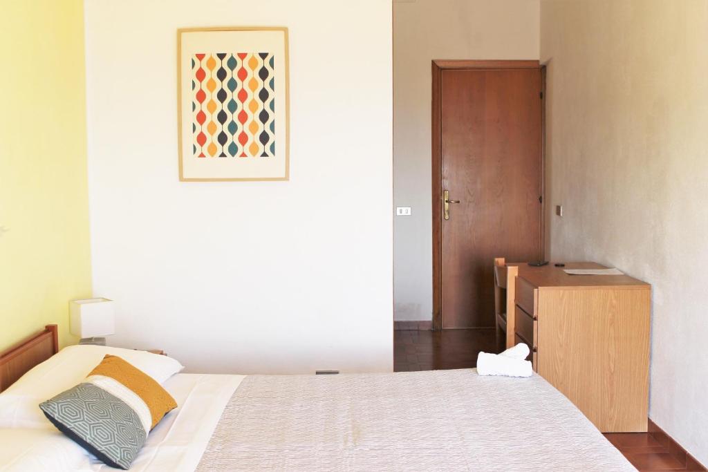 卡拉古诺内Piccolo Hotel Nuova gestione的一间卧室配有一张床和一个木制橱柜