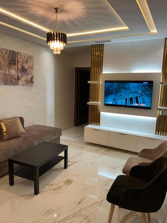 纳祖尔1 apartment de luxe hay almatar的带沙发和平面电视的客厅