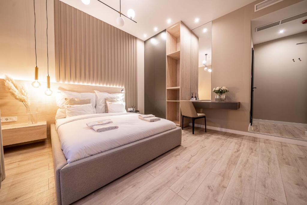 布达佩斯Karoly Boutique Suites, Best Location by BQA的一间卧室配有一张大床和一张书桌