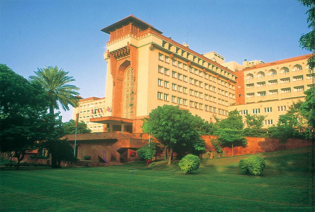 新德里新德里阿育王酒店的一座大建筑,前面有一个钟楼