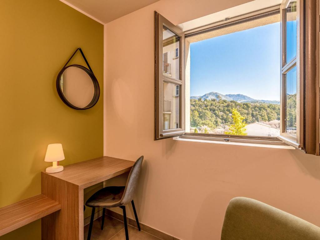 科尔特Apartment Padova T2 by Interhome的客房设有书桌、镜子和窗户。