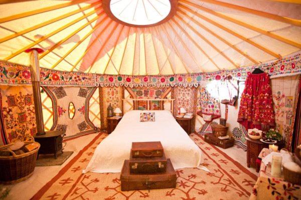 瓦伊河畔海伊Festival Yurts Hay-on-Wye的帐篷内的卧室,配有一张床