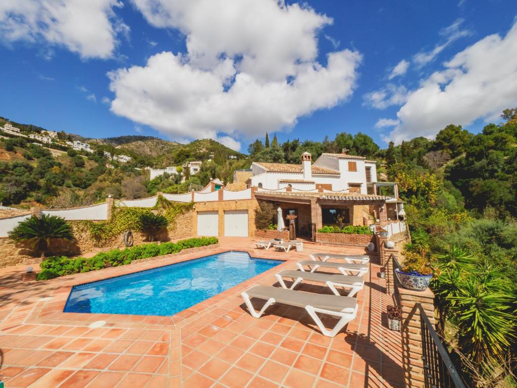 米哈斯Cubo's Villa La Gitanilla的享有带游泳池的房屋外部景致