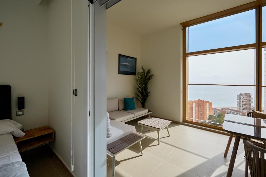 贝尼多姆Intempo Sky Apartments 096的带沙发和窗户的客厅