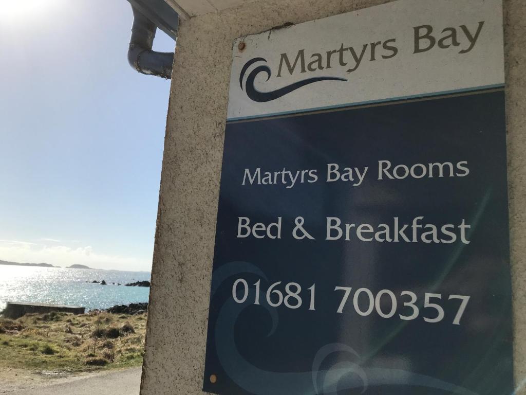 爱奥那岛Martyrs Bay Rooms的马林湾客房的标志住宿加早餐旅馆