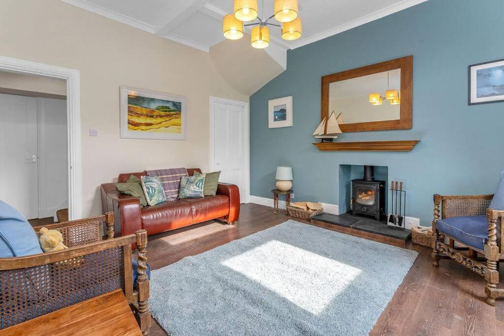 WhittingehameStylish country home near East Linton and Edinburgh的带沙发和壁炉的客厅