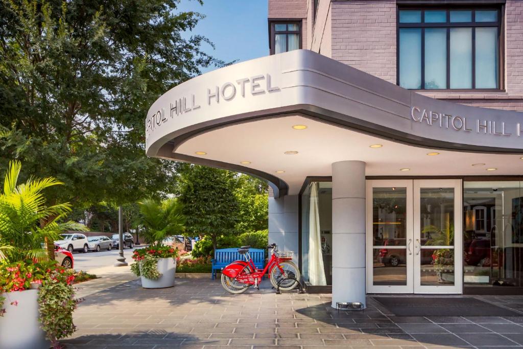 华盛顿国会山套房酒店的一辆停在外面、装有红色自行车的酒店