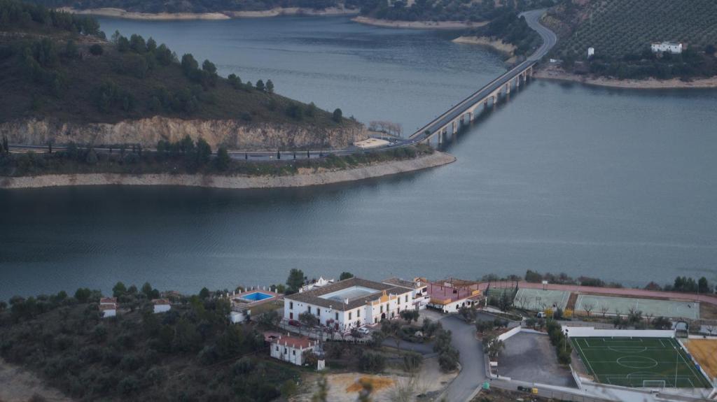 伊斯纳哈尔卡塞里奥德义那加尔酒店的享有河流的空中景致,设有一座桥梁