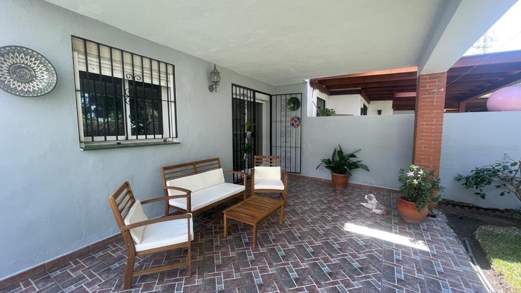 林孔-德拉维多利亚Casa Sol & Mar, Rincon de la Victoria, Malaga的房屋内带椅子和沙发的庭院