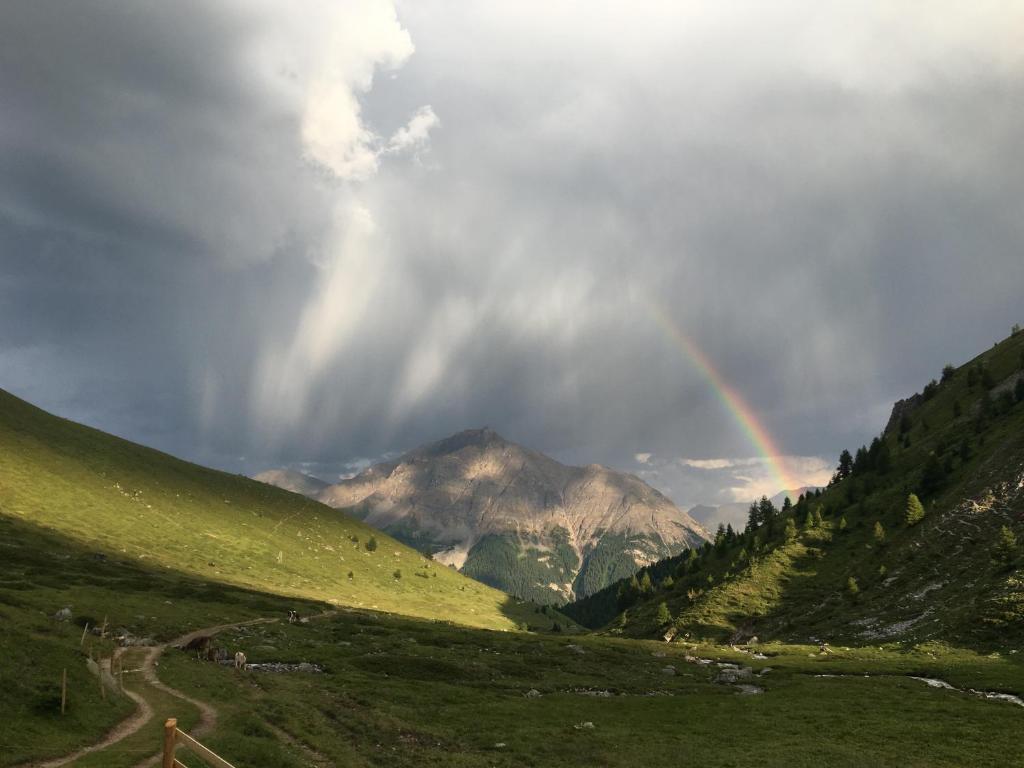 MadulainAlp Es-Cha Dadour的山地的彩虹