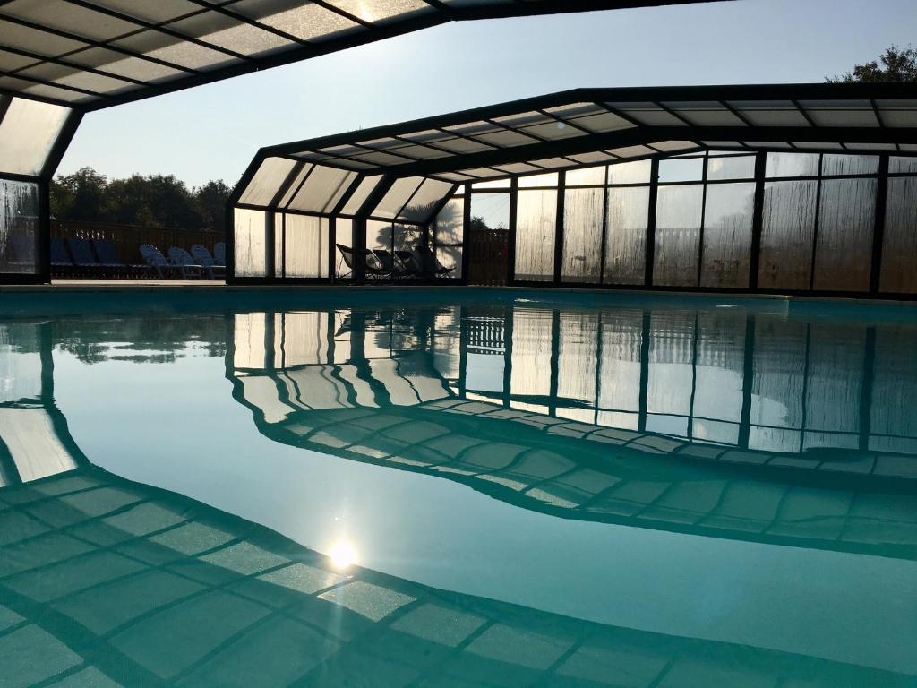 Groffliers莫利尔露营 - 旅行酒店的游泳池,里面建有水