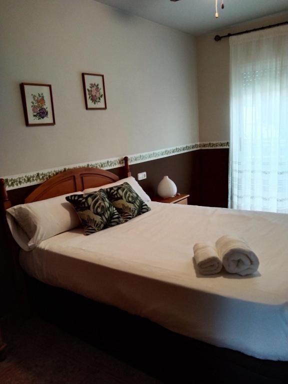 代尔特布雷El raconet del Riu的一间卧室配有一张大床和两条毛巾