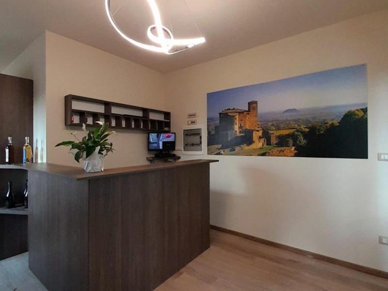 Bagnolo PiemontePrealpina Hotel的办公室,酒吧,城堡的画