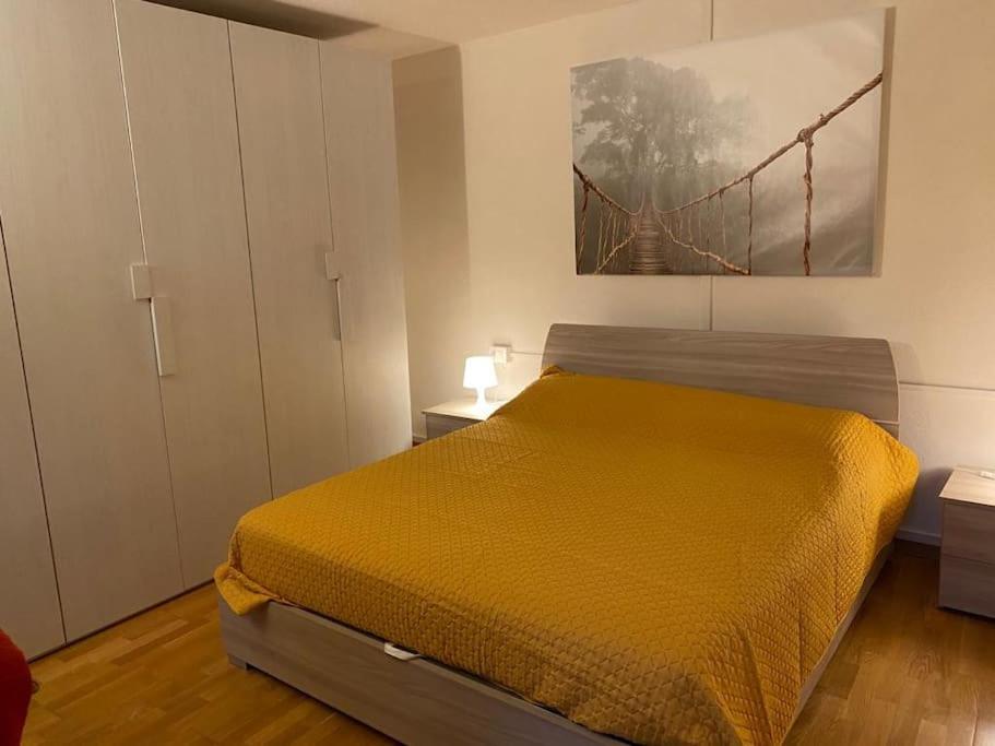 BertoldiCasa Luciana nel cuore dell'Alpe(022102-AT-849663)的一间卧室配有一张黄色床罩的床