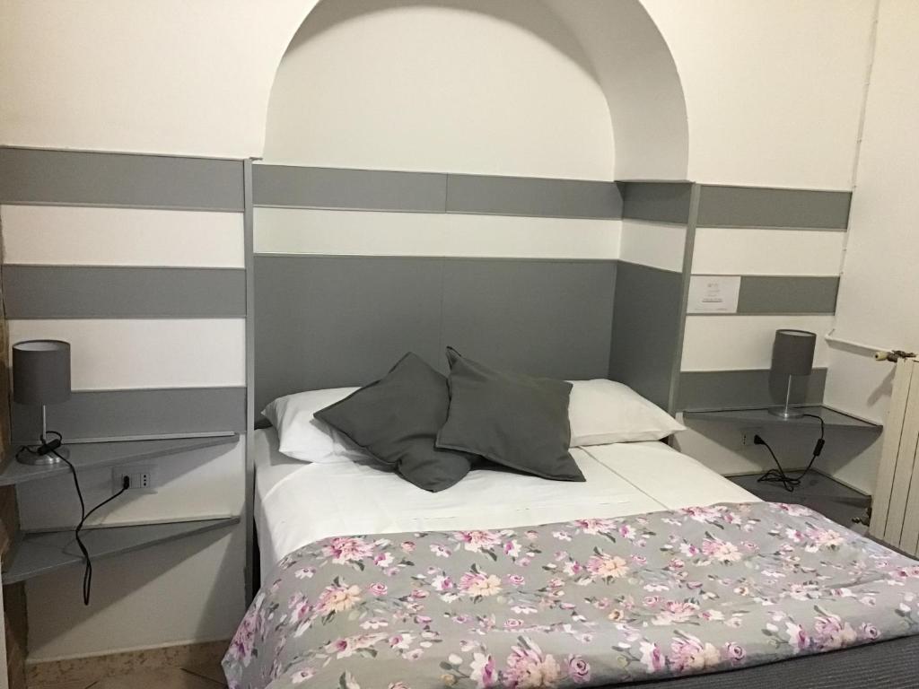 蒂沃利casa Marilena的一间卧室配有一张灰色和白色条纹的床