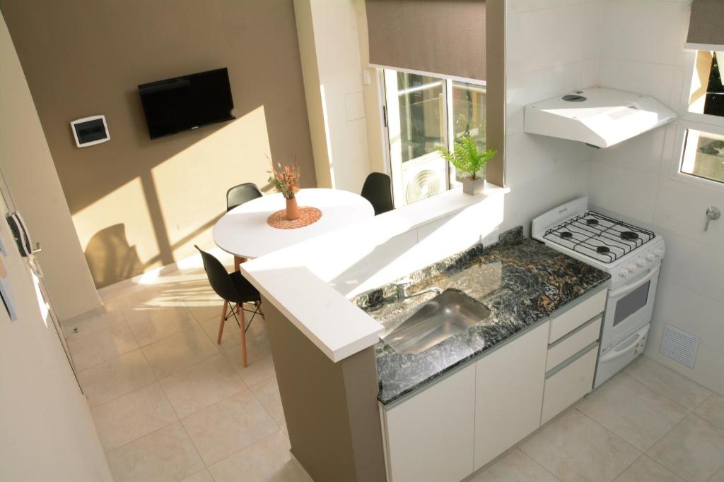孔斯蒂图西翁镇Villa Apart Center的厨房配有水槽、炉灶和桌子