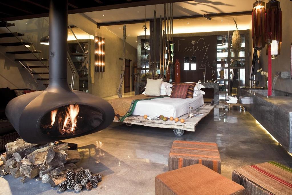 圣克鲁斯Areias do Seixo Hotel的一间设有壁炉和一张床的客房