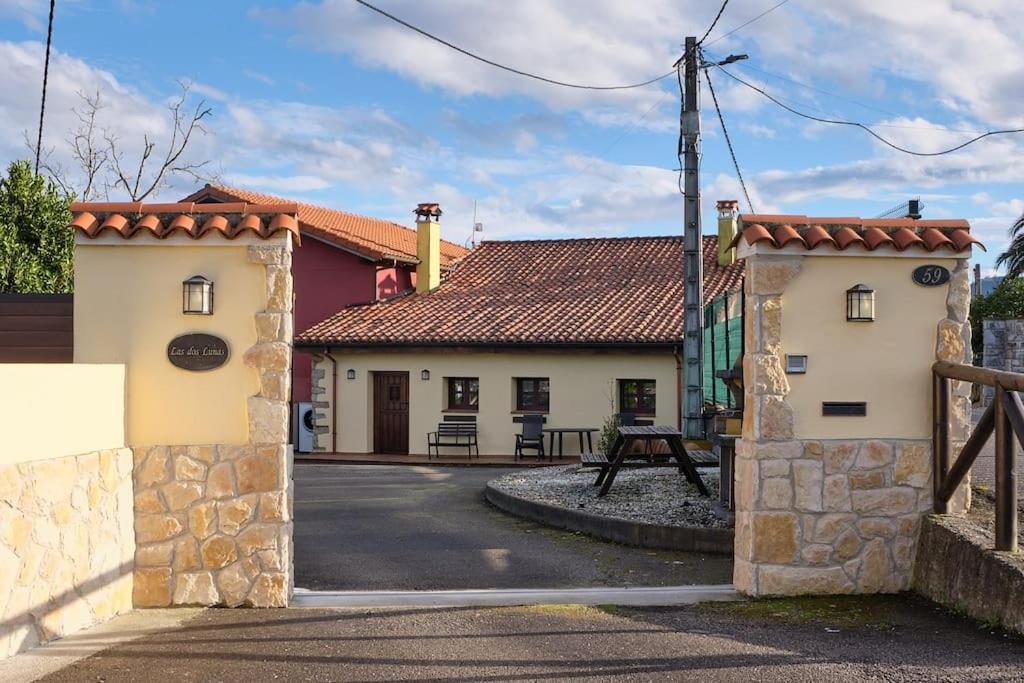 希洪Casa de pueblo adosada, en la zona rural de Gijón.的带有门的建筑物的入口